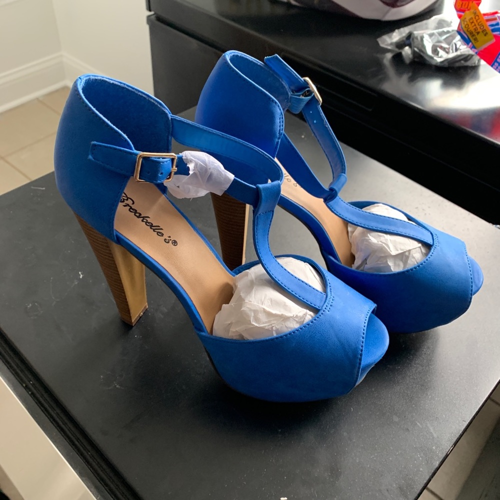 Breckelle Peep Toe T-Strap Platform Heel